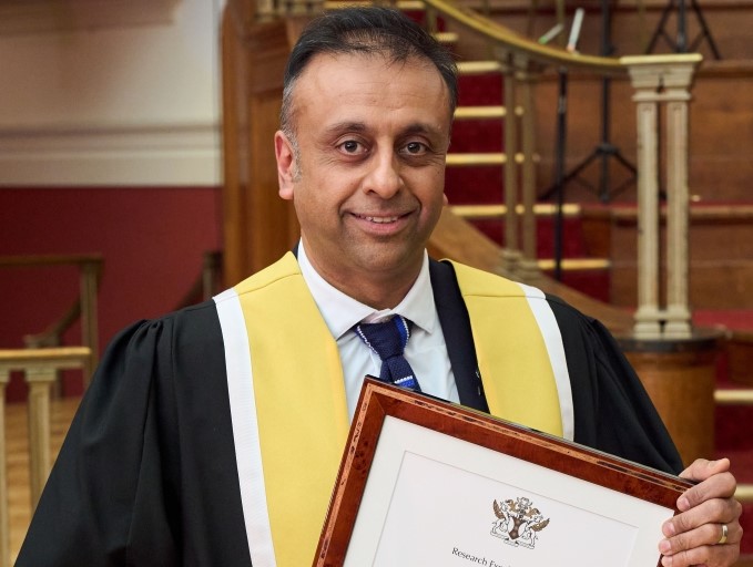 Aston University PR (@astonpress) on Twitter photo 🎉|<a href="/AstonUniversity/">Aston University</a> <a href="/AstonOptometry/">Aston Optometry</a>'s Shehzad Naroo wins the 2024 Neil Charman Medal for Research
👁️<a href="/CollegeOptomUK/">College of Optometrists</a> presents the award for outstanding research
📜Prof Naroo & his team showed changes in brain response to contact lenses for presbyopia
👉tinyurl.com/4d5p83a9 🎉|<a href="/AstonUniversity/">Aston University</a> <a href="/AstonOptometry/">Aston Optometry</a>'s Shehzad Naroo wins the 2024 Neil Charman Medal for Research
👁️<a href="/CollegeOptomUK/">College of Optometrists</a> presents the award for outstanding research
📜Prof Naroo & his team showed changes in brain response to contact lenses for presbyopia
👉tinyurl.com/4d5p83a9