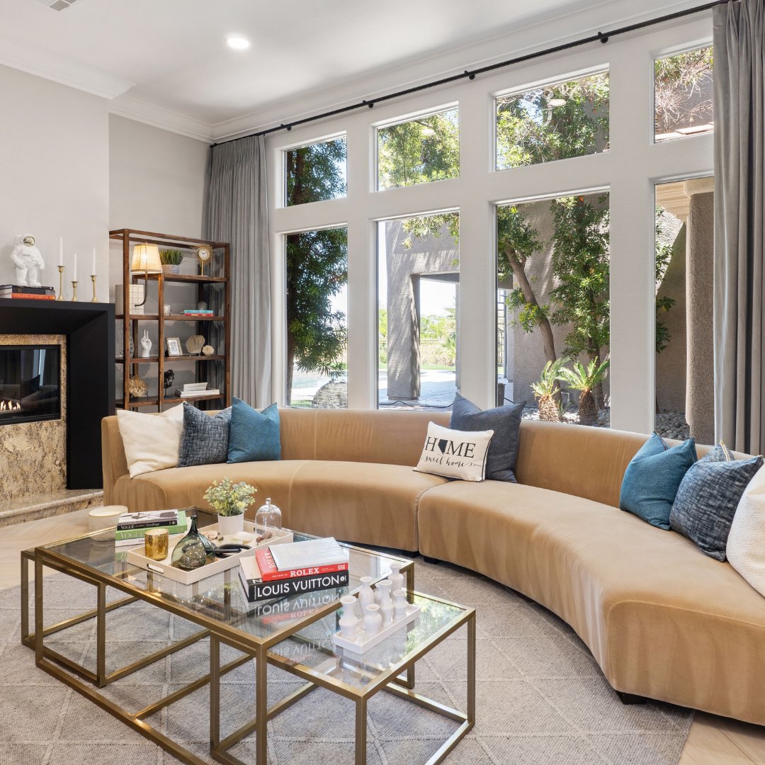 LVREAL's tweet photo. ❕CLOSED❕
This luxurious and stunning home boasts a beautiful open kitchen and glamourous walk-in closet. Congratulations to the new homeowners on their gorgeous new home!🏡🔑  #Sold #LVREAL #LuxuryLiving  
Maureen Robison
B.01445054
LVREAL https://t.co/PFc32ofSky