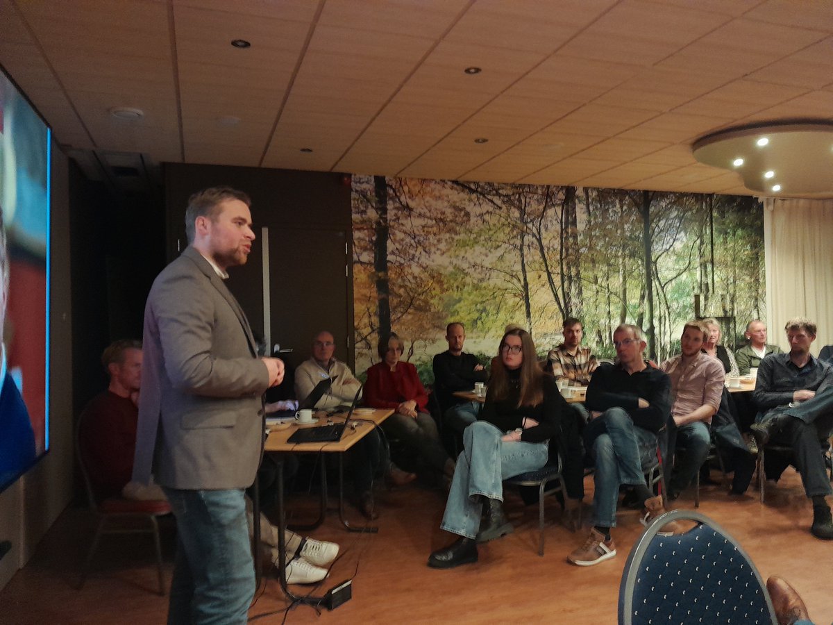 Gisterenavond was gedeputeerde Abel Kooistra te gast op onze ledenvergadering. Hij sprak voor een volle zaal ELAN-deelnemers over het toekomstperspectief voor boeren in Zuidoost-Friesland. Het was een interessante en interactieve avond.