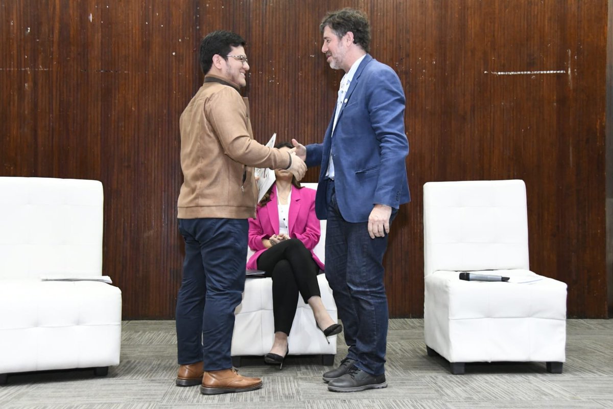 Javfer10's tweet photo. Participamos en el XVIII Encuentro Latinoamericano de Abogados y Abogadas de Trabajadores, evento coauspiceado por la Secretaria de @Trabajo_hn, recibí de la Asociación Latinoamericana de Abogados y Abogadas Laboralistas, organización que reúne a 17 asociaciones de laboralistas de América Latina y el Caribe, la Carta Sociolaboral Latinoamericana.

 En el Sur Global, sufrimos las consecuencias de las políticas laborales impuestas desde el Norte Global. Es fundamental construir esfuerzos conjuntos para garantizar un futuro de trabajo digno y seguro, donde la competencia no se base en la precariedad.

Durante este encuentro, compartimos experiencias con abogados laboralistas de toda la región, líderes sociales y sindicales. El derecho laboral, en la actualidad, no puede entenderse sin una perspectiva global y regional, ni sin comprender el funcionamiento de las cadenas de producción mundiales, así como el impacto de las nuevas tecnologías.

El respeto a los derechos laborales de la clase trabajadora es una prioridad para la presidenta @XiomaraCastroZ.