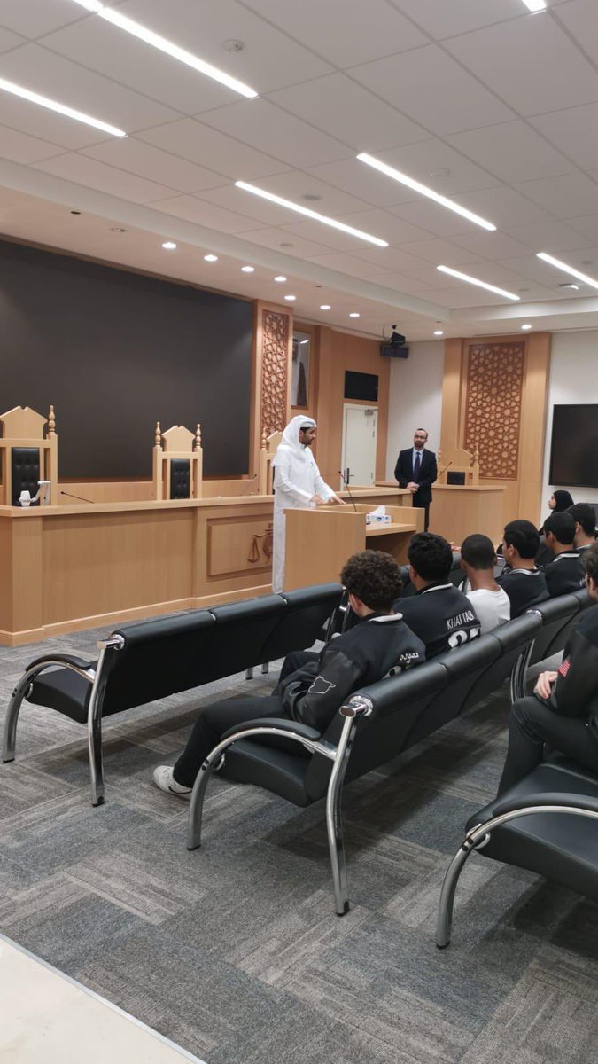 جانب من زيارة طلاب مدرسة المنار الثانوية لقاعة الدستور والمحكمة الصورية في الكلية، وبمعية اساتذة القانون وأعضاء المجلس التمثيلي الطلابي.
تأتي الزيارة في سياق التواصل الفعال بين كلية القانون والجيل الصاعد من الشباب، وفرص اكتشاف ما سيحققونه في المستقبل من دراسة القانون بين أروقتها.