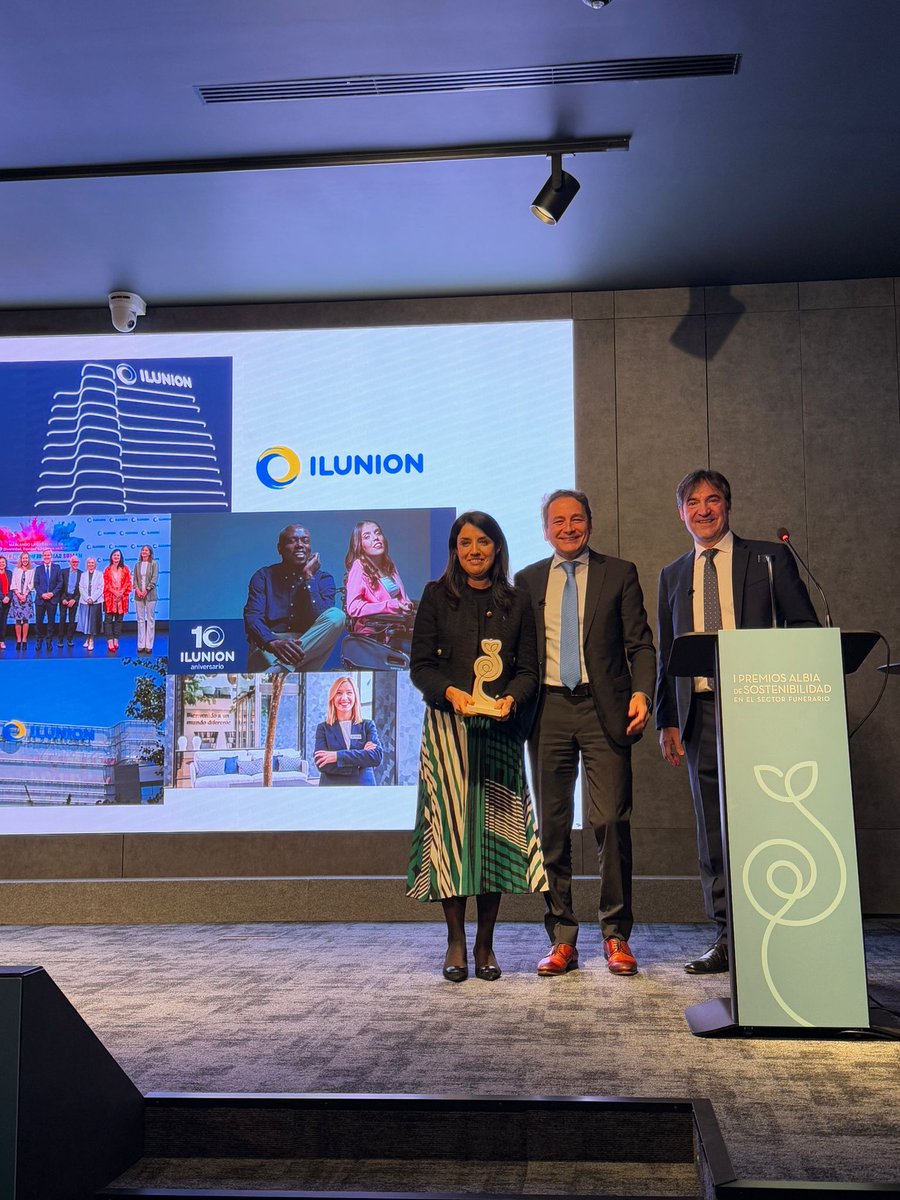 GrupoAlbia's tweet photo. @alumelugo @aec_es @QaleonTech @APIA_es @ecogallego 🏆 @ILUNION  se lleva el premio honorífico por su compromiso con la sostenibilidad e inclusión social. 

Recoge Ana María López de San Román. 🌍

#PremiosAlbiaSostenibilidad #AlbiaSostenibilidad. https://t.co/y7zbya9lda