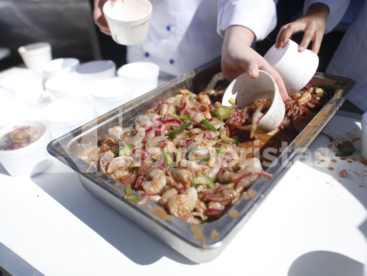 noticieristas's tweet image. Así se prepara en #Culiacán el aguachile más grande del mundo🤤🦐 ¡Jalemos la banda en beneficio de nuestros músicos y que retumbe El #Sinaloense! 🥁🎺