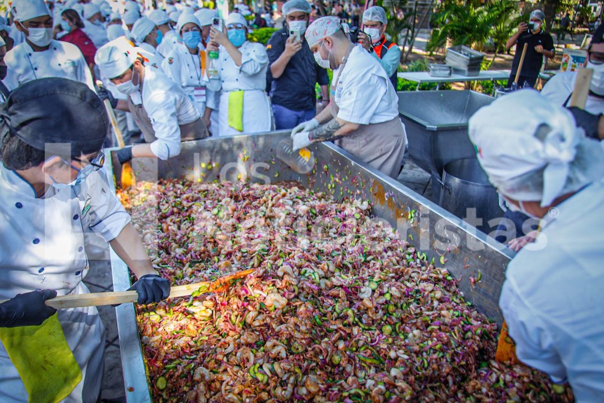 noticieristas's tweet image. Así se prepara en #Culiacán el aguachile más grande del mundo🤤🦐 ¡Jalemos la banda en beneficio de nuestros músicos y que retumbe El #Sinaloense! 🥁🎺
