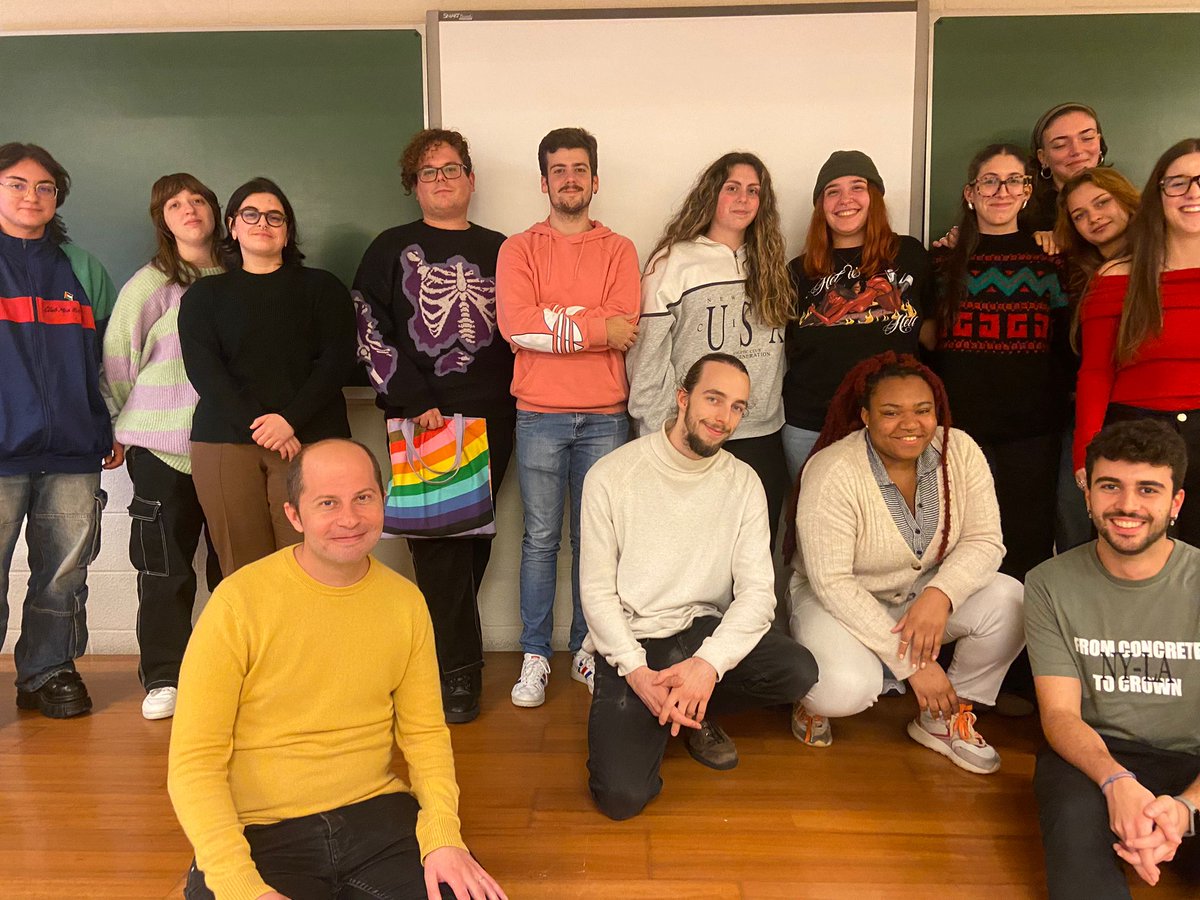 alasacoruna's tweet photo. 👩‍🎓 Sempre un pracer intercambiar ideas co alumnado da @UDC_gal 

🏳️‍🌈 Graciñas ao estudantado da facultade de Socioloxía  pola acollida esta tarde e a súa profesora Estefanía Calo polo convite #DereitoASaber https://t.co/TFMYUD045O