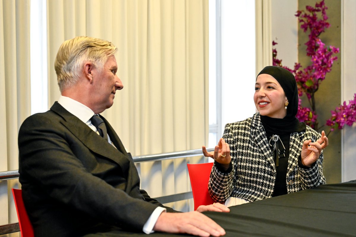 MonarchieBe's tweet photo. 👋 Le Roi visite @capitalvzw, une asbl qui guide des jeunes bruxellois vers le marché du travail. @capitalvzw a déjà aidé plus de 10.000 jeunes à développer leurs compétences professionnelles et à atteindre l’autonomie financière depuis 2020. https://t.co/5X778PxtdT