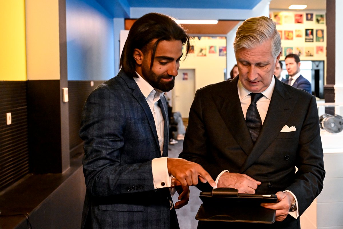 MonarchieBe's tweet photo. 👋 Le Roi visite @capitalvzw, une asbl qui guide des jeunes bruxellois vers le marché du travail. @capitalvzw a déjà aidé plus de 10.000 jeunes à développer leurs compétences professionnelles et à atteindre l’autonomie financière depuis 2020. https://t.co/5X778PxtdT