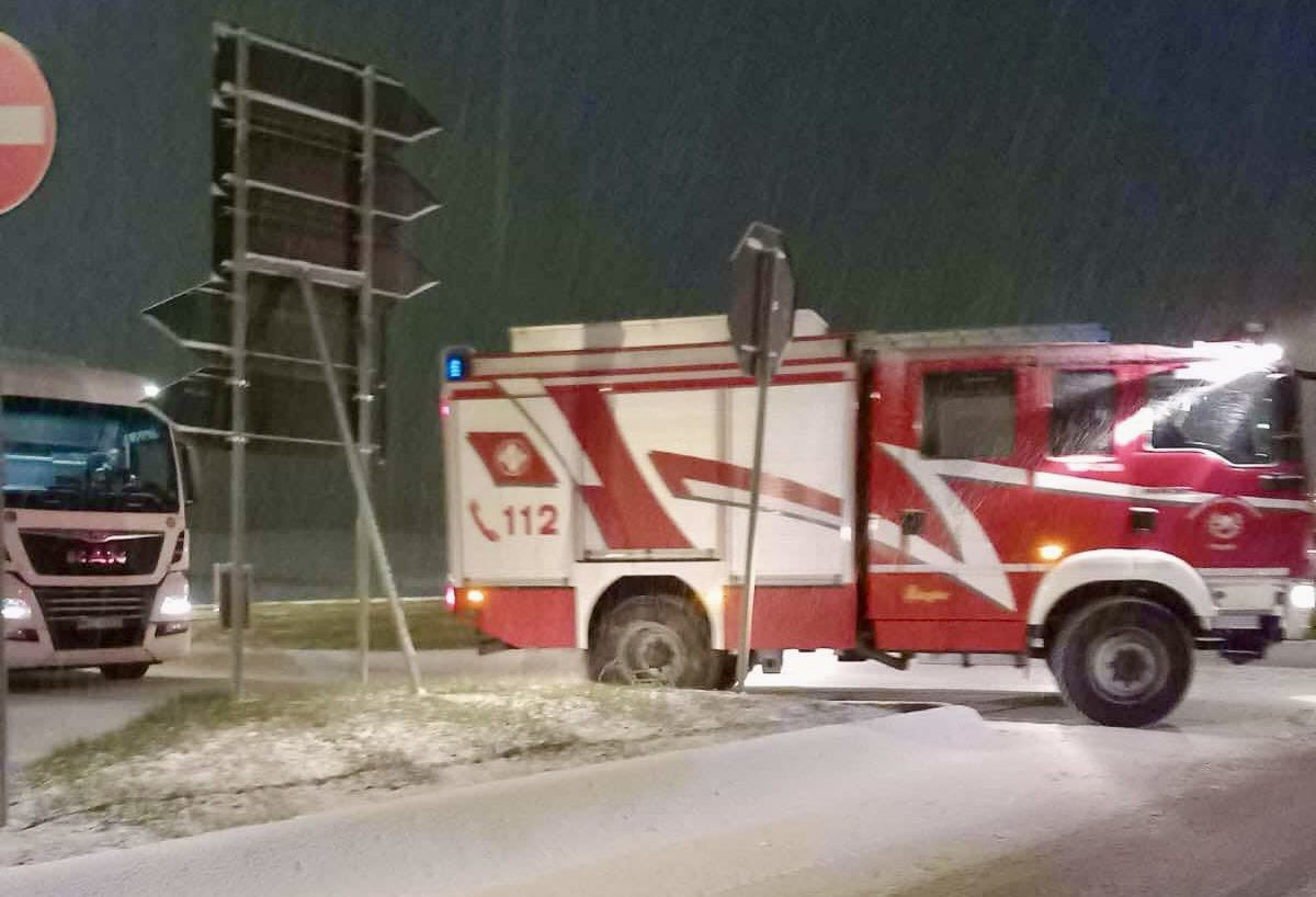 LFVSuedtirol's tweet photo. #INFOINTERVENTO: 21.11.24 - In Alto Adige nevica ❄️ localmente e i VVF 🚒 sono già intervenuti per numerosi recuperi di 🚗 automezzi 👉 Per coloro che dovessero mettersi in viaggio con le proprie auto sarà fondamentale essere dotati delle necessarie ⛓ attrezzature invernali ❗️ https://t.co/Mvgek8bCSL