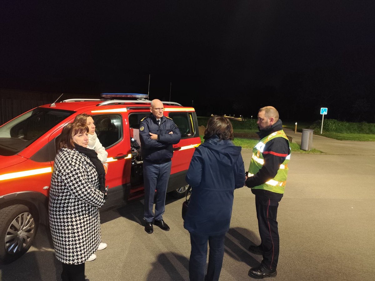 Préfet des Pays de la Loire et de Loire-Atlantique (@prefet44) on Twitter photo #TempeteCaetano | Le sous-préfet de Saint-Nazaire s'est rendu avec le <a href="/SDIS44/">Sapeurs-pompiers 44</a> au collège Frida Kahlo sur la commune de Pontchâteau, qui a subi des dégâts sur sa toiture, puis dans le quartier de la Trébale à Saint-Nazaire. #TempeteCaetano | Le sous-préfet de Saint-Nazaire s'est rendu avec le <a href="/SDIS44/">Sapeurs-pompiers 44</a> au collège Frida Kahlo sur la commune de Pontchâteau, qui a subi des dégâts sur sa toiture, puis dans le quartier de la Trébale à Saint-Nazaire.