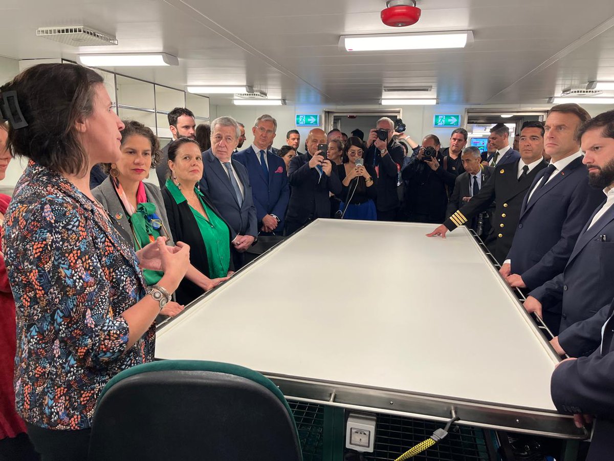 Instituto Milenio BASE (@mileniobase) on Twitter photo 🇦🇶 COLABORACIÓN 🇨🇱🇫🇷 Junto a los presidentes <a href="/EmmanuelMacron/">Emmanuel Macron</a> y <a href="/GabrielBoric/">Gabriel Boric Font</a> desde el <a href="/MilenioBASE/">Instituto Milenio BASE</a> el director Dr. Elie Poulin y la Dra. Léa Cabrol de @MIOceanologie <a href="/ird_fr/">IRD.fr</a> destacaron el rol de la ciencia antártica a bordo del Rompehielos Almirante Viel de <a href="/Armada_Chile/">Armada de Chile</a> (1/3)🧵 🇦🇶 COLABORACIÓN 🇨🇱🇫🇷 Junto a los presidentes <a href="/EmmanuelMacron/">Emmanuel Macron</a> y <a href="/GabrielBoric/">Gabriel Boric Font</a> desde el <a href="/MilenioBASE/">Instituto Milenio BASE</a> el director Dr. Elie Poulin y la Dra. Léa Cabrol de @MIOceanologie <a href="/ird_fr/">IRD.fr</a> destacaron el rol de la ciencia antártica a bordo del Rompehielos Almirante Viel de <a href="/Armada_Chile/">Armada de Chile</a> (1/3)🧵