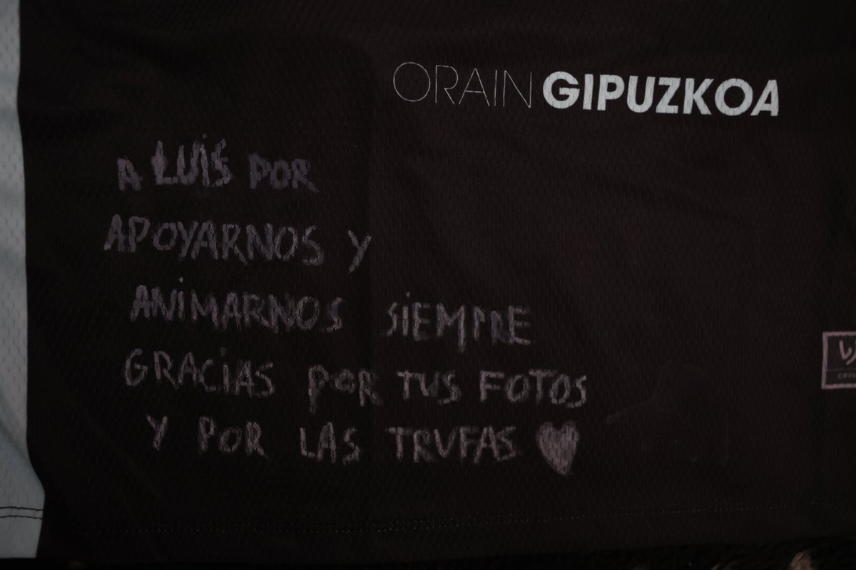 Los pequeños detalles hacen GRANDES a las personas. Regalos como este te alegran el día. Desde la temp 06/07, es la primera camiseta de juego que me regala un jugador@. Con detalles como este te dan ánimos a seguir disfrutando de esta afición y compartirla 😘
