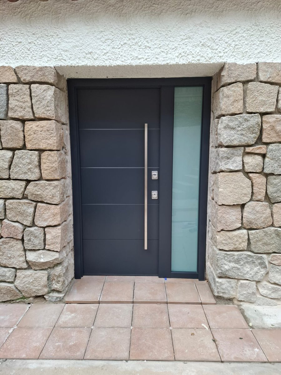 ambtottancat's tweet photo. Espectacular porta exterior a Vallvidrera https://t.co/EUMUoNl0iC