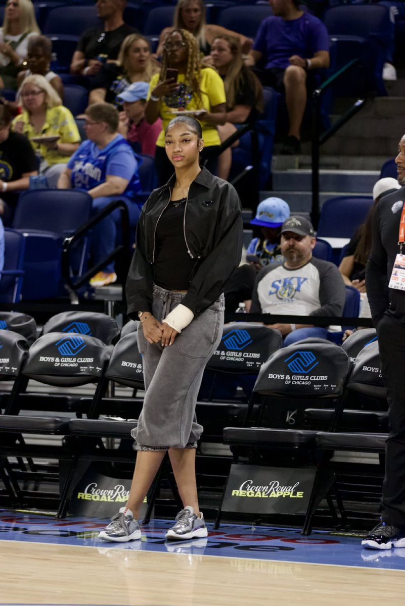 Hoops (@hoopmixonly) on Twitter photo Most beautiful female basketball ball players, A thread 
1. Angel Reese Most beautiful female basketball ball players, A thread 
1. Angel Reese