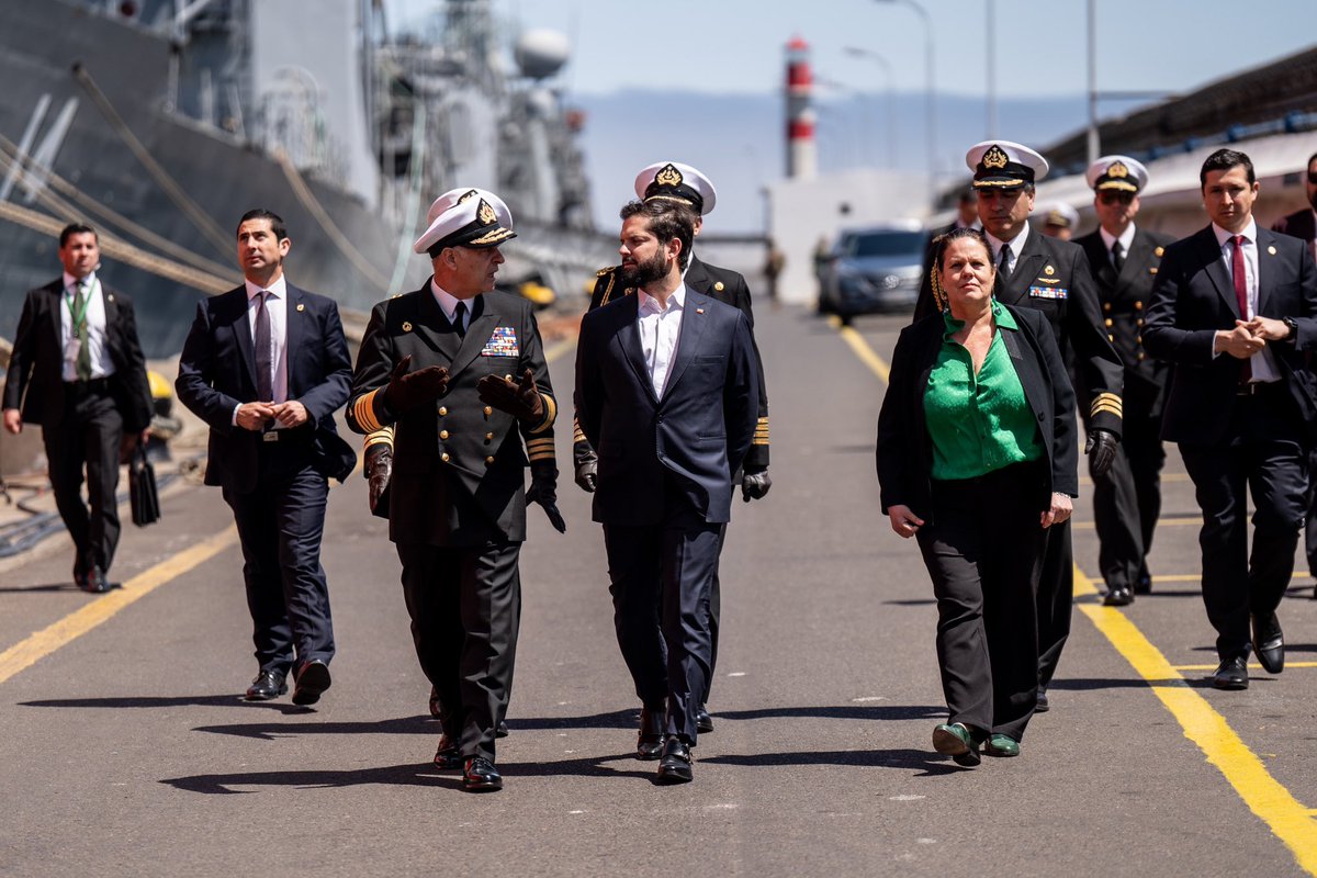 Presidente de la República de Chile, Gabriel Boric y el Presidente de la República Francesa, Emmanuel Macron, visitaron el buque rompehielos Almirante Viel de la Armada de Chile. En la instancia, Francia manifestó su apoyo para que Valparaíso sea la sede del Acuerdo BBNJ,