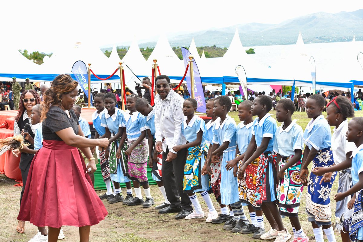 orengo_james's tweet photo. Siaya County is privileged to have hosted this year's World Fisheries Day celebrations held today at Lwanda K'Otieno Beach in South Uyoma Ward.

Fishing remains Siaya County's main economic mainstay, and as a County Government, we have strived to promote the sector by prioritizing and developing fish and fish products value chain through the provision of fishing gears, fingerlings, fish feeds, cooler boxes, and patrol boats to our people.

On the sidelines of the event, I had the distinguished honour and privilege of witnessing the leasing of  the Luanda K'Otieno Mini Fish Processing Plant to  Vemric Fish Processors. 

The onboarding of the strategic investor to run the plant is expected to improve market access, and enhance the livelihoods of the local community.

Present during the event were Hon. Eliud Owalo, PS Ministry of Mining Blue Economy and Maritime Affairs, Betty Njagi, area MP Hon. @OAmollo  and a host of other leaders.