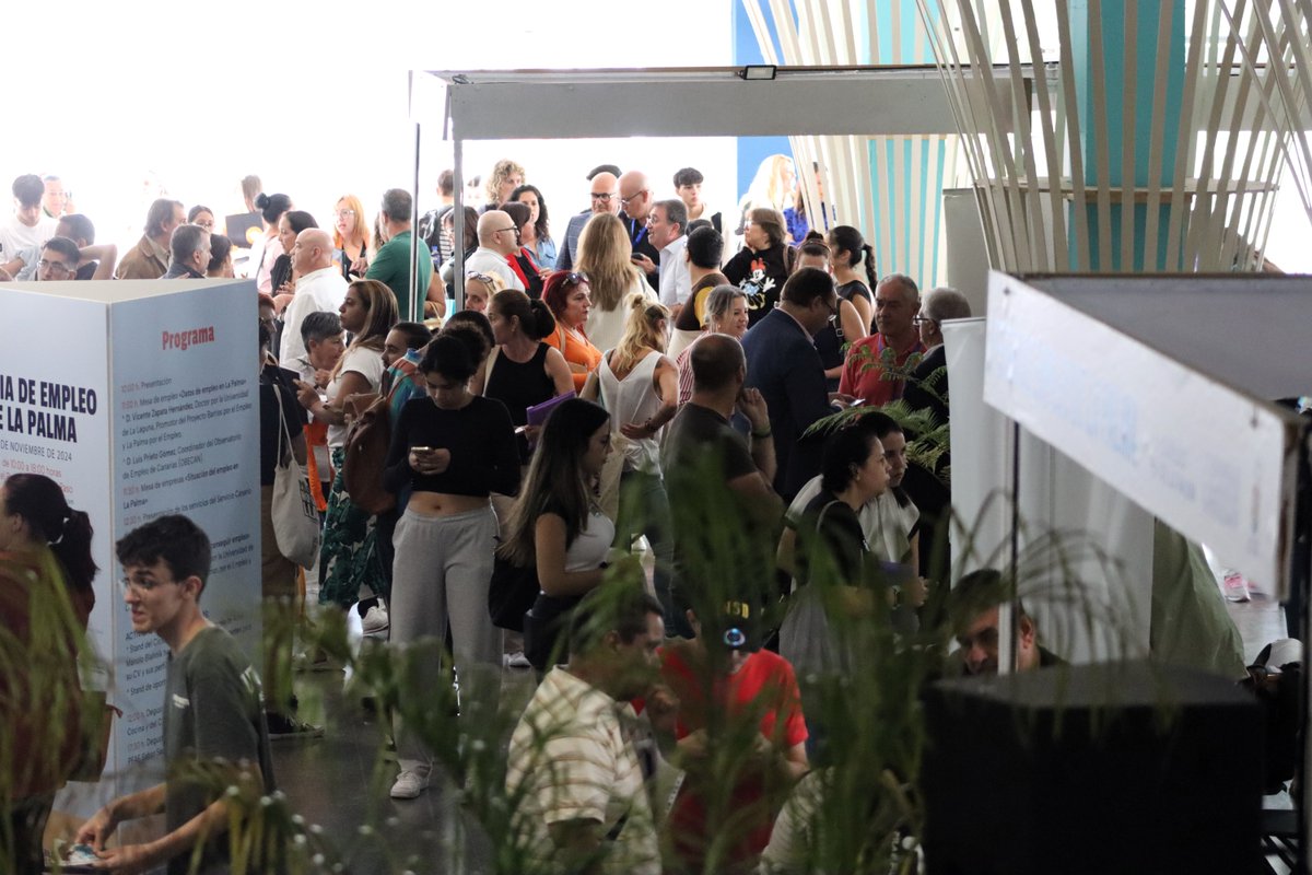 TurismoGobCan's tweet photo. 📸La directora del @SCEmpleo, María Teresa Ortega, participó este jueves en la I Feria de Empleo de #LaPalma que reunió a 23 empresas de la isla para conectar a empresarios y demandantes de empleo. https://t.co/SFP6BlJObs