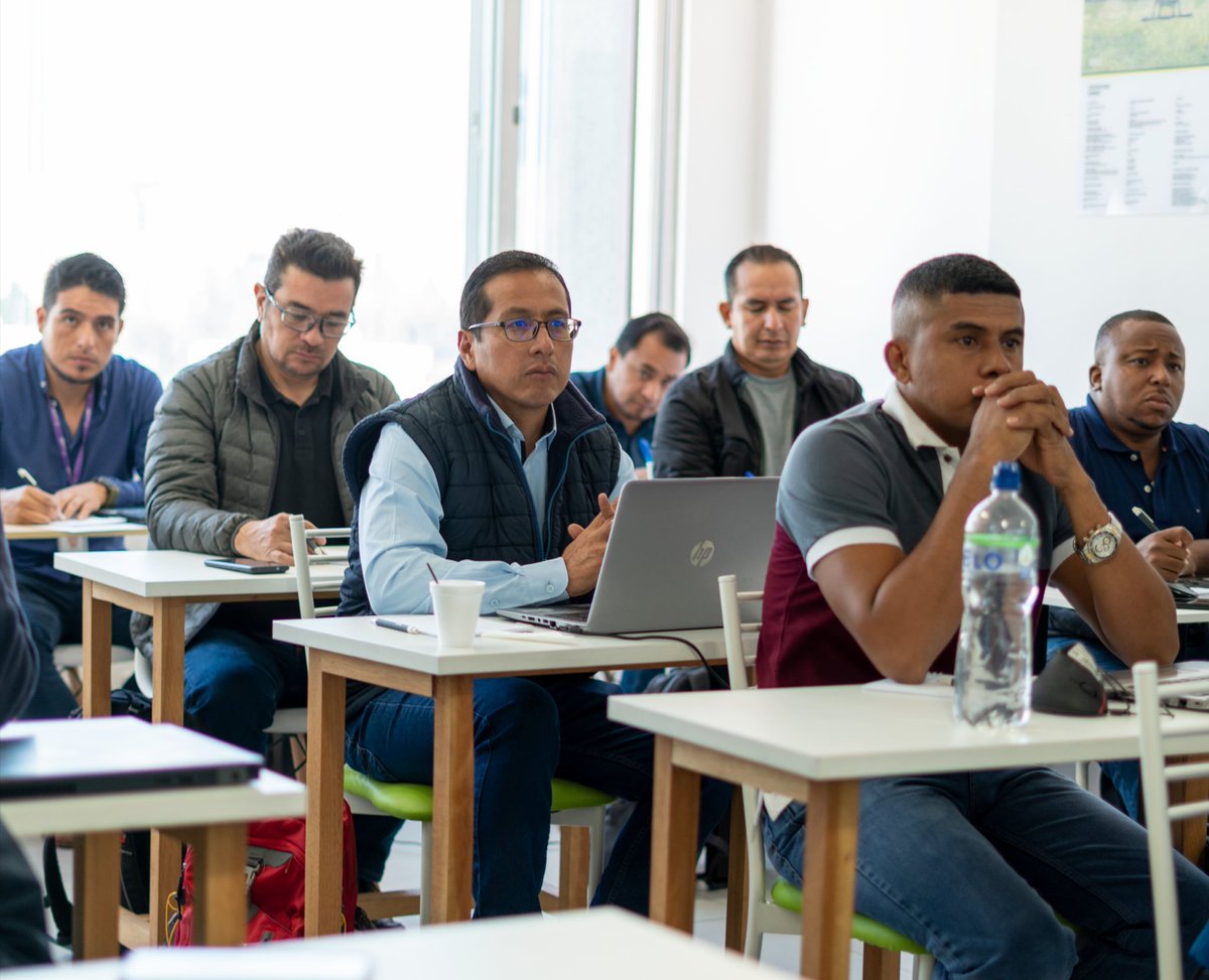 #FIASNews | Tecnología al servicio de la conservación: el Programa <a href="/REMEcuador/">Programa REM Ecuador</a> y la Dirección de Bosques de @Ambiente_Ec capacitaron a técnicos en el uso de drones y fotogrametría para monitorear, controlar y vigilar zonas afectadas por tala ilegal y deforestación.