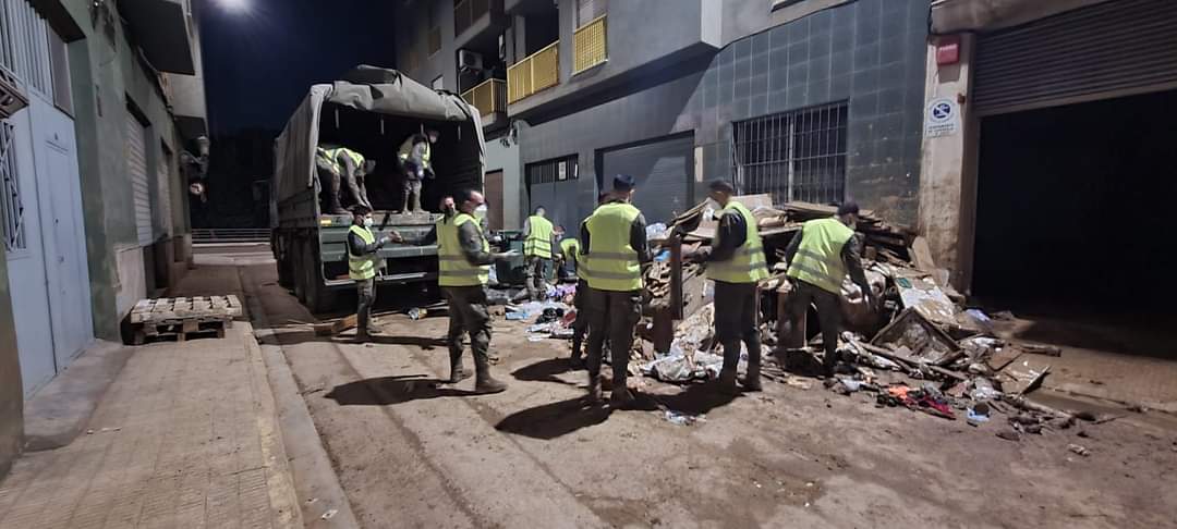 FUTER_ET's tweet image. El personal del REW 31 se esfuerza día y noche para ayudar a recobrar la normalidad de los vecinos de #Catarroja, despejando sus calles de los restos de la #Dana y sacando barro de garajes y sótanos.
#MATRANS
@EjercitoTierra
#SomostuEjercito