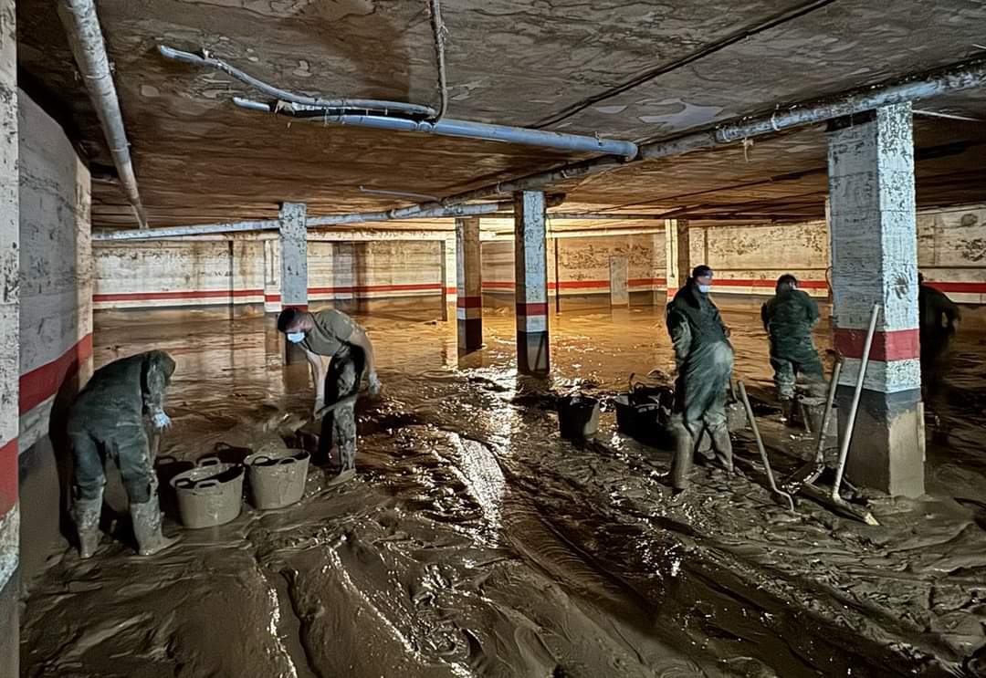 FUTER_ET's tweet image. El personal del REW 31 se esfuerza día y noche para ayudar a recobrar la normalidad de los vecinos de #Catarroja, despejando sus calles de los restos de la #Dana y sacando barro de garajes y sótanos.
#MATRANS
@EjercitoTierra
#SomostuEjercito