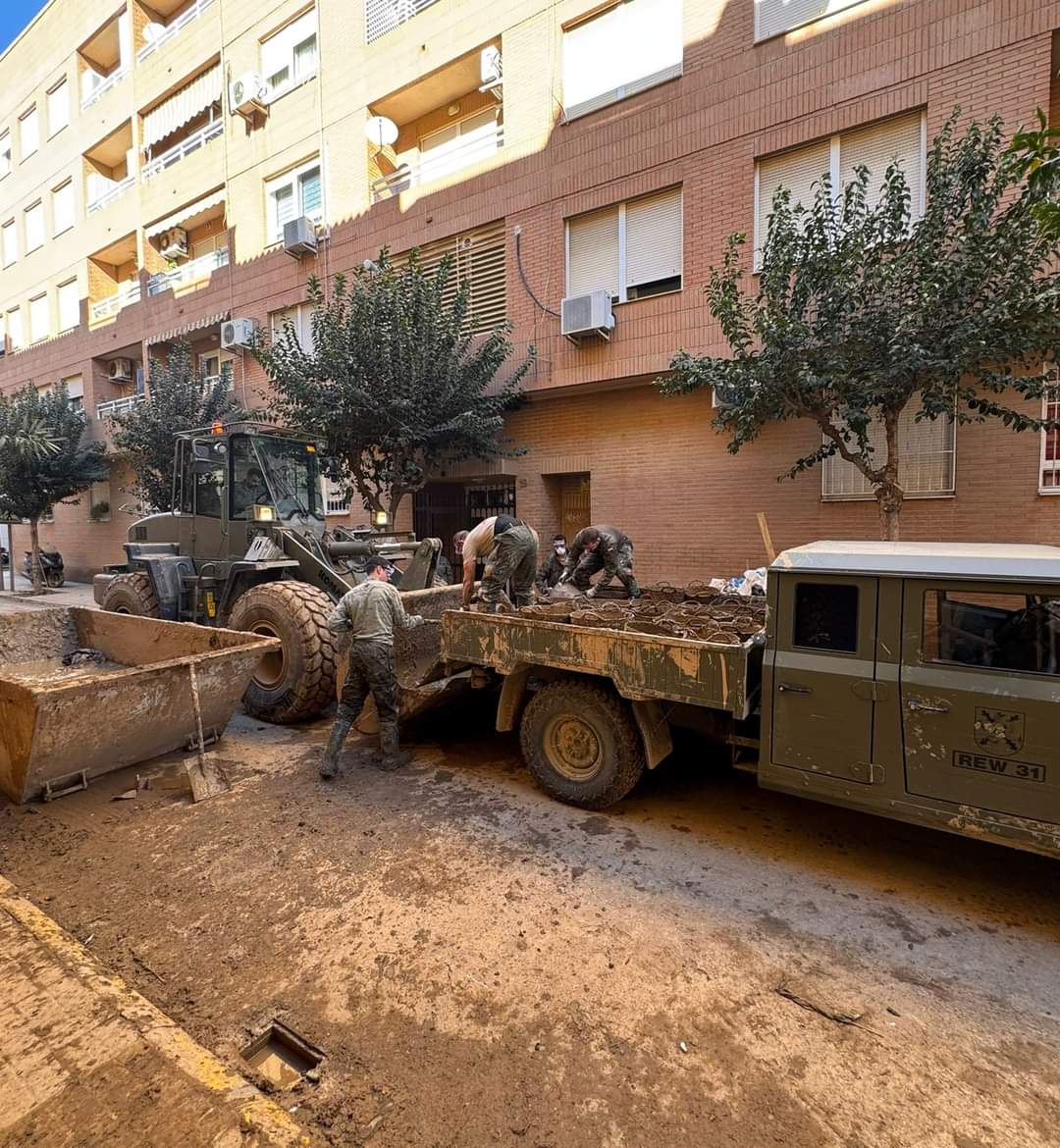 El personal del REW 31 se esfuerza día y noche para ayudar a recobrar la normalidad de los vecinos de #Catarroja, despejando sus calles de los restos de la #Dana y sacando barro de garajes y sótanos.
#MATRANS
<a href="/EjercitoTierra/">Ejército de Tierra 🇪🇸</a>
#SomostuEjercito