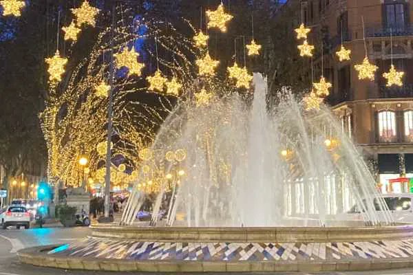 piaf_majorque's tweet photo. À l'aube des fêtes de Noël, les rues de #Majorque, comme celles de nombreux pays, s'illuminent de mille feux. Palma et tous les villes et villages de l'île contribuent à créer une ambiance féérique durant quelques semaines. 🏝😍 https://t.co/peHFYRZEJe https://t.co/cT0OQS2mR2