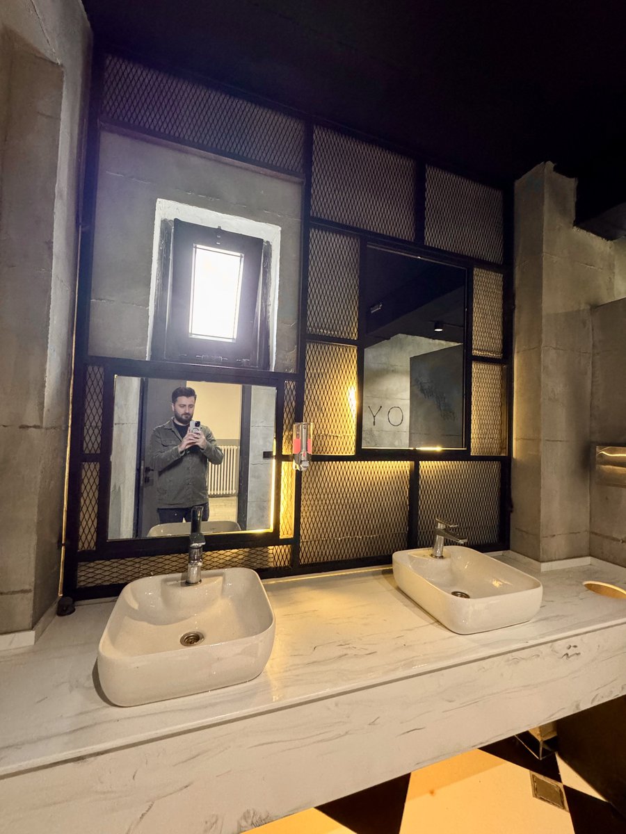 Bugün Arnavutköy’de bir liseye gittim.

Normalde öğretmenler aralarında çay için para toplar burada ücretsiz, 3 çeşit yemek 25 lira. Çikolata atölyesi kurmuşlar, üretim yapıyorlar. 

Aşçılık sınıfı var, yanda ise sunum odası.  Bir öğretmenler odası, bir koridorları var şaşırdım