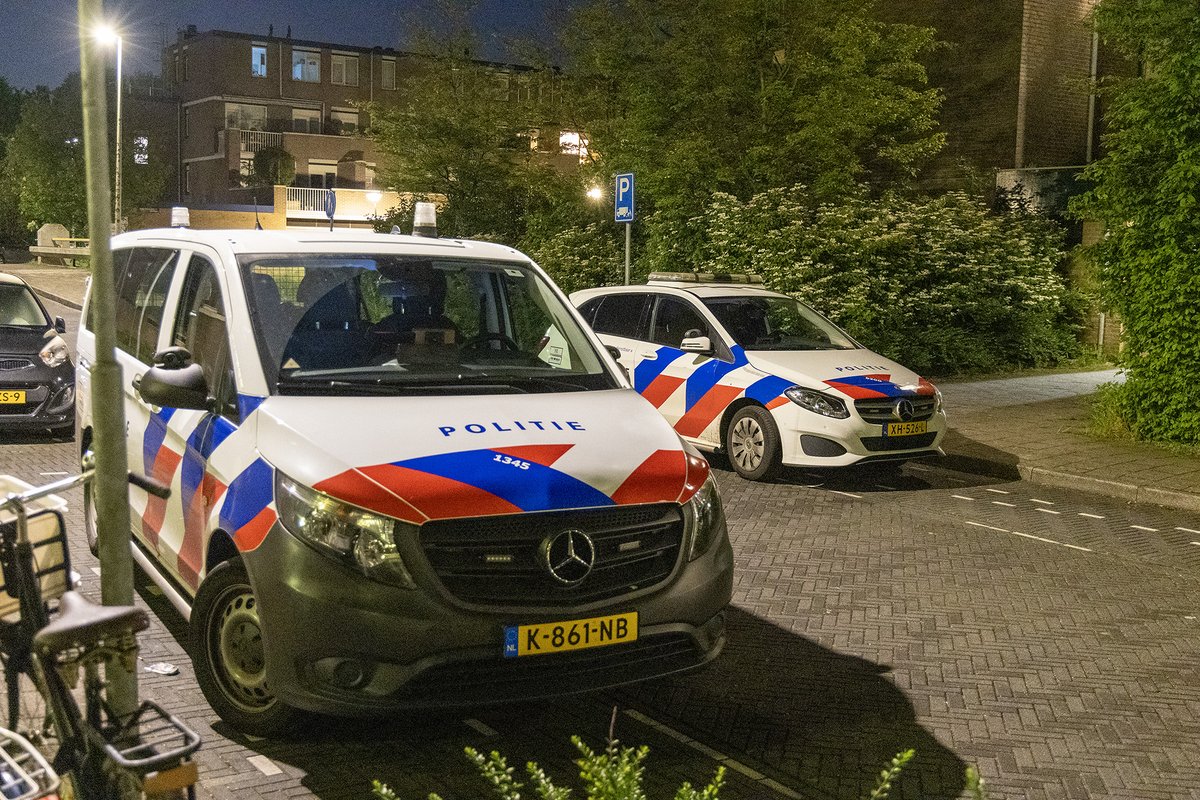 Man die op agenten inreed had meerdere wapens thuis