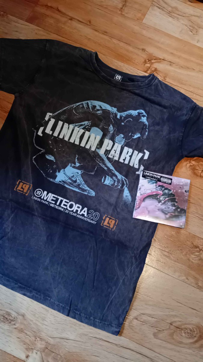 chronostal's tweet photo. @LPLive Got it ! And this shirt too ! https://t.co/RI3RSE67nw