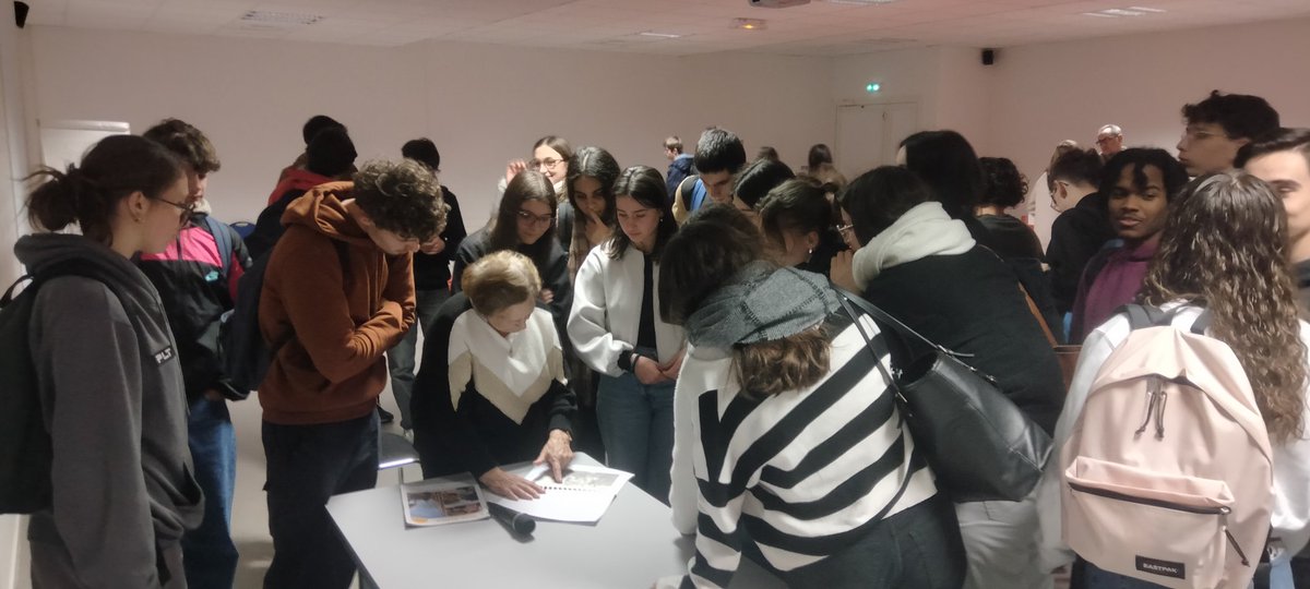 LabbeAdeline's tweet image. Les terminales #HGGSP et euro 🇪🇸  de @JMThouars ont eu la chance de recueillir le témoignage de Conchita, réfugiée au camp d&apos;Angoulême en 1940, témoin et porteuse de mémoire du Convoi des 927. 
Grand 🙏 à elle et à l&apos;Association des espagnols émigrés en France. @acpoitiers