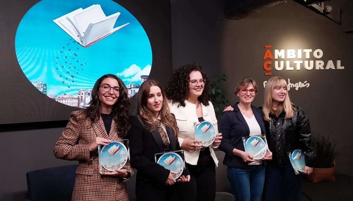 Me hace muy feliz anunciaros que #LadamadelaCartuja <a href="/penguinlibros/">Penguin España 🐧📚</a> ha ganado el Premio Un Año de Libros de <a href="/elcorteingles/">El Corte Inglés</a> en la categoría de Libro Revelación del Año, otorgado por l@s librer@s🙏❤🏭
Mil gracias por este reconocimiento y por poder coincidir con tan grandes autor@s