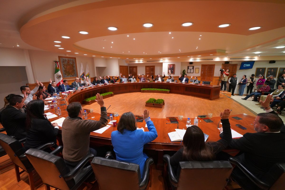 Carmenliliacrv's tweet photo. En Junta de Cabildo, aprobamos por mayoría de votos, puntos de suma importancia para el desarrollo de #NuevoLaredo y el bienestar de los neolaredenses.

Durante la sesión, se ratificó a la Lic. Cynthia Rodríguez Leija como Directora General del #Inmujer Nuevo Laredo y al Lic. Manuel Ceballos Martínez como Cronista de la ciudad. ¡Enhorabuena! Todo el éxito en esta encomienda. 
#JuntosLoHacemosPosible✨