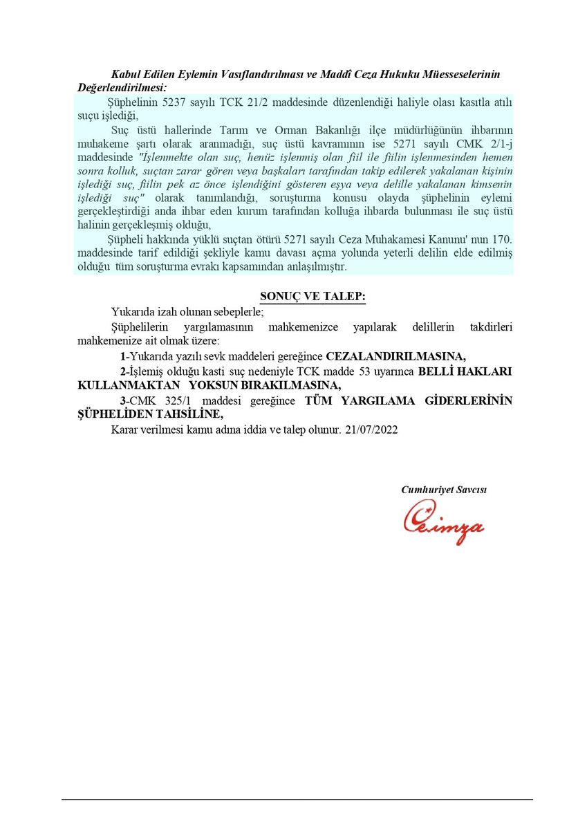 ermanpacali's tweet photo. Bir hayvana  çarpan kişinin, çarptığı hayvanı en yakın veteriner sağlık kuruluşuna ulaştırma yükümlülüğü vardır. 

Bu yükümlülüğün yerine getirilmediği ve yaralı hayvanın ölümü ile sonuçlanan örnek bir olayda savcılığın, düzenlediği iddianamede olayda şüphelinin eylemi "olası kast" olarak değerlendirilmiş ve çarpan ve köpeği olay yerinde bırakan şahıs hakkında ceza davası açılmıştır. 

İddianameden:
"(...)şüphelinin, gerçekleştirdiği çarpma eylemi neticesinde hayvanın hayatı ile ilgili tehlike  doğacağını öngörebilir olduğu, 5199 sayılı Kanunun 21. maddesinde "Bir hayvana çarpan ve  ona zarar veren sürücü, onu en yakın veteriner hekim ya da tedavi ünitesine götürmek veya  götürülmesini sağlamak zorundadır" denilmek suretiyle kişilere kanuni bir yükümlülük  yüklendiği, şüphelinin bu yükümlülüğe aykırı olarak ve neticeyi öngörmesine karşın,  neticenin gerçekleşmesine aldırmayarak çarpma ve olay yerini terk etme eylemlerini  gerçekleştirdiği,

(...)Şüphelinin 5237 sayılı TCK 21/2 maddesinde düzenlendiği haliyle olası kasıtla atılı  suçu işlediği, (...)"

👇👇👇