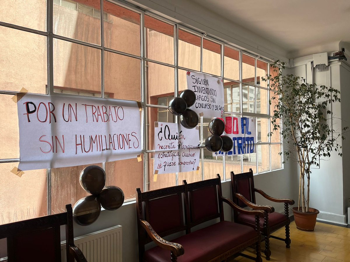 ClaudiaMolinaB's tweet photo. Director del @SSMNorte, Antonio Infante, está resistiendo las manifestaciones fuera de su oficina por parte de los funcionarios asociados a #Aprus.

Antonio Infante está siendo encarado por la cantidad de denuncias por maltrato y acoso en contra del Subdirector de Gestión Asistencial (SDGA), el médico cirujano Jorge Ramírez y que, independientemente de las diversas acusaciones y denuncias que pesan sobre él, Infante lo ha mantenido en el cargo dejando, de esta manera, a los funcionarios a merced del subdirector.

En el comunicado público, la #Aprus señala que desde la llegada de Ramírez a la Subdirección mencionada  éste “inició una escalada de interpelaciones caracterizadas por malos tratos tanto a jefaturas intermedias y profesionales técnicos de su subdirección”. Agregando, además, que “El acoso persistente se centró en juicios negativos de materias propias de la gestión administrativa y en la desarticulación de unidades estratégicas”. De esta situación Infante estaba en pleno conocimiento, sin embargo, desoyó los insistentes reclamos realizados por la dirigencia y ha continuado haciendo vista gorda para apoyar a su amigo.

La pelotera
Los dirigentes de la #Aprus del SSMN aseguran que las respuestas del director Infante han sido tan burdas que, incluso, tuvo la osadía y desfachatez de exigir en una reunión ampliada con todos los profesionales de la SGDA que ‘arregláramos la pelotera’ refiriéndose a los conflictos con el SDGA, antes de la entrada en vigencia de la Ley Karin, porque no quería problemas”.

Con todos los antecedentes a la vista y enterado de la cantidad de conflictos que se han desatado por la actitud del Subdirector Jorge Ramírez, éste fue, igualmente, ratificado en su cargo en octubre pasado por 3 años más. Así mismo, los profesionales cuestionan la ratificación en el cargo por concurso de Alta Dirección Pública (ADP) en circunstancias que Ramírez se encuentra bajo procesos sumariales en curso, debido a las denuncias por acoso laboral.

Para los profesionales, los malos resultados de la gestión responden a la falta de conducción, liderazgo y desinterés que ha tenido tanto el director,  Antonio Infante, como  y el subdirector médico, Jorge Ramírez y estos resultados y la responsabilidad de ello no pueden ni deben ser endosables a las y los profesionales técnicos, pues, han sido los propios directivos ‘elegidos por ADP’ y los subrogantes de los magros resultados.

En marcha
Mientras los profesionales asociados a la #Aprus se encaminan, en este momento,  hacia el @MinisterioSalud para exigirle a la Ministra e interpelar al Subsecretario de Redes Asistenciales, Osvaldo Salgado,  señalaron que y esperan que todo lo denunciado públicamente sea considerado en las actuales y futuras evaluaciones de los directivos.