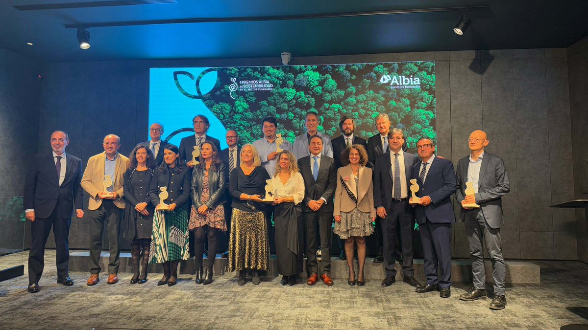 GrupoAlbia's tweet photo. @alumelugo @aec_es @QaleonTech @APIA_es @ecogallego @ILUNION 🌿 Cerramos la gala de los I #PremiosAlbiaSostenibilidad con una noche llena de inspiración y compromiso por un futuro más verde. ♻️ 

Enhorabuena a los galardonados por su dedicación a la sostenibilidad y a todos los que hacen posible un mundo más responsable y justo. https://t.co/nXrV0j2dLk