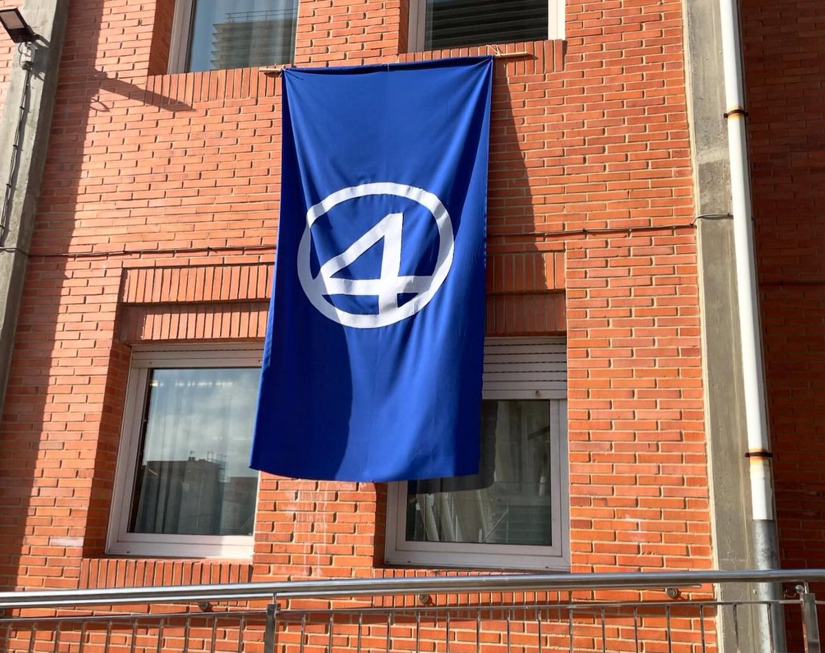 📸 Joseph Quinn &amp; Pedro Pascal signant une bannière à l’effigie des Fantastic Four