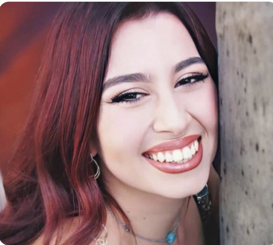 Η ασέβεια και η απρέπεια που έδειξε η Θεολογική σχολή του ΑΠΘ προς τους γονείς της Κελλυς Πορφυρίου δεν έχει προηγούμενο.
Ενώ είχαν δεσμευτεί ότι θα απομείνει τιμητικά στους γονείς της Κελλυς τον τίτλο σπουδών της κόρης τους και ενώ τους ειδοποίησαν να παραβρεθούν στην τελετή .