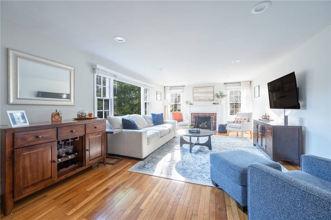 DuckworthHomes's tweet photo. 15 Grant LN, Cumberland, RI 02864 just hit the market!
Take a look at this awesome space: 

https://t.co/W5ag8qk9Vc https://t.co/npDlEPvIpZ
