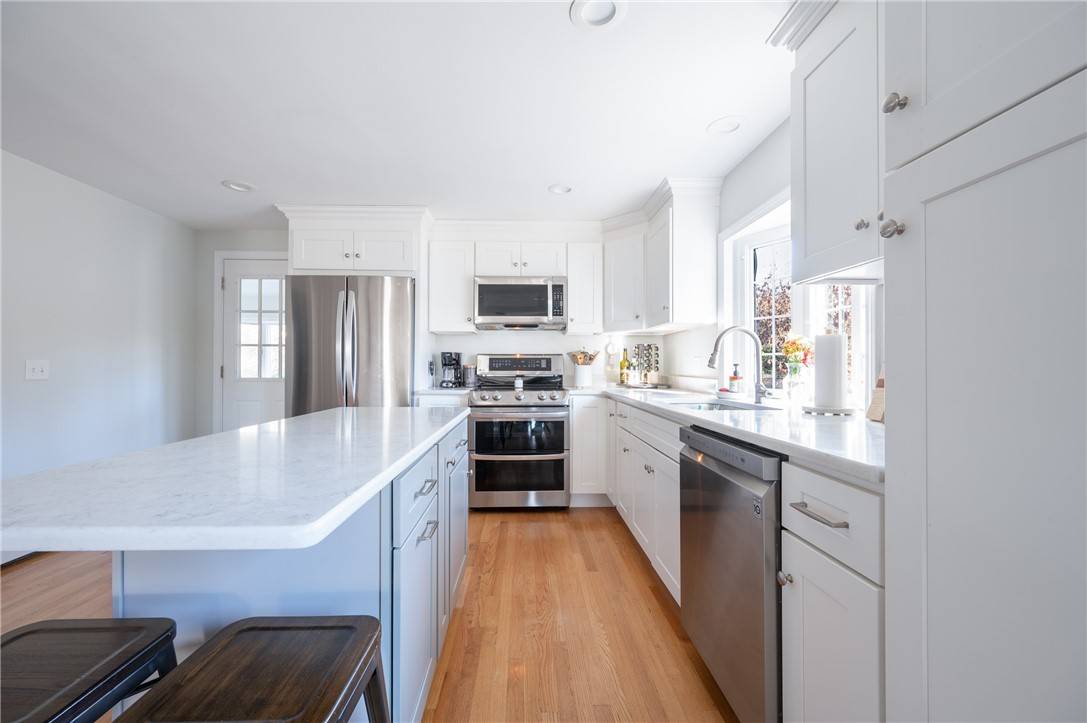 DuckworthHomes's tweet photo. 15 Grant LN, Cumberland, RI 02864 just hit the market!
Take a look at this awesome space: 

https://t.co/W5ag8qk9Vc https://t.co/npDlEPvIpZ