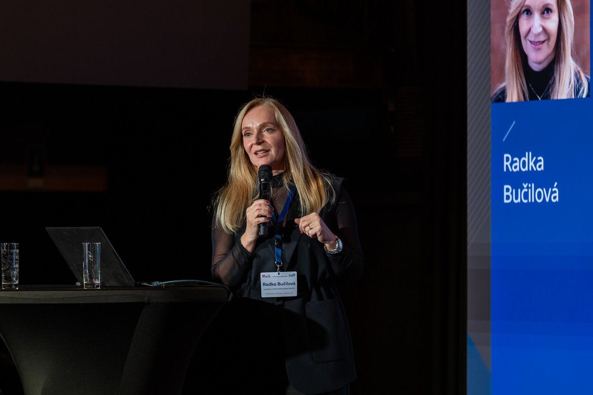 Dva diskutující, dva různé úhly pohledu:  
➡️podpora výroby léčiv a konkurenceschopnosti ze strany EU, 
➡️ setrvání starých léků na trhu a prevence, 
➡️ samoléčba jako nástroj (nejen) pro udržení systému zdravotnictví.