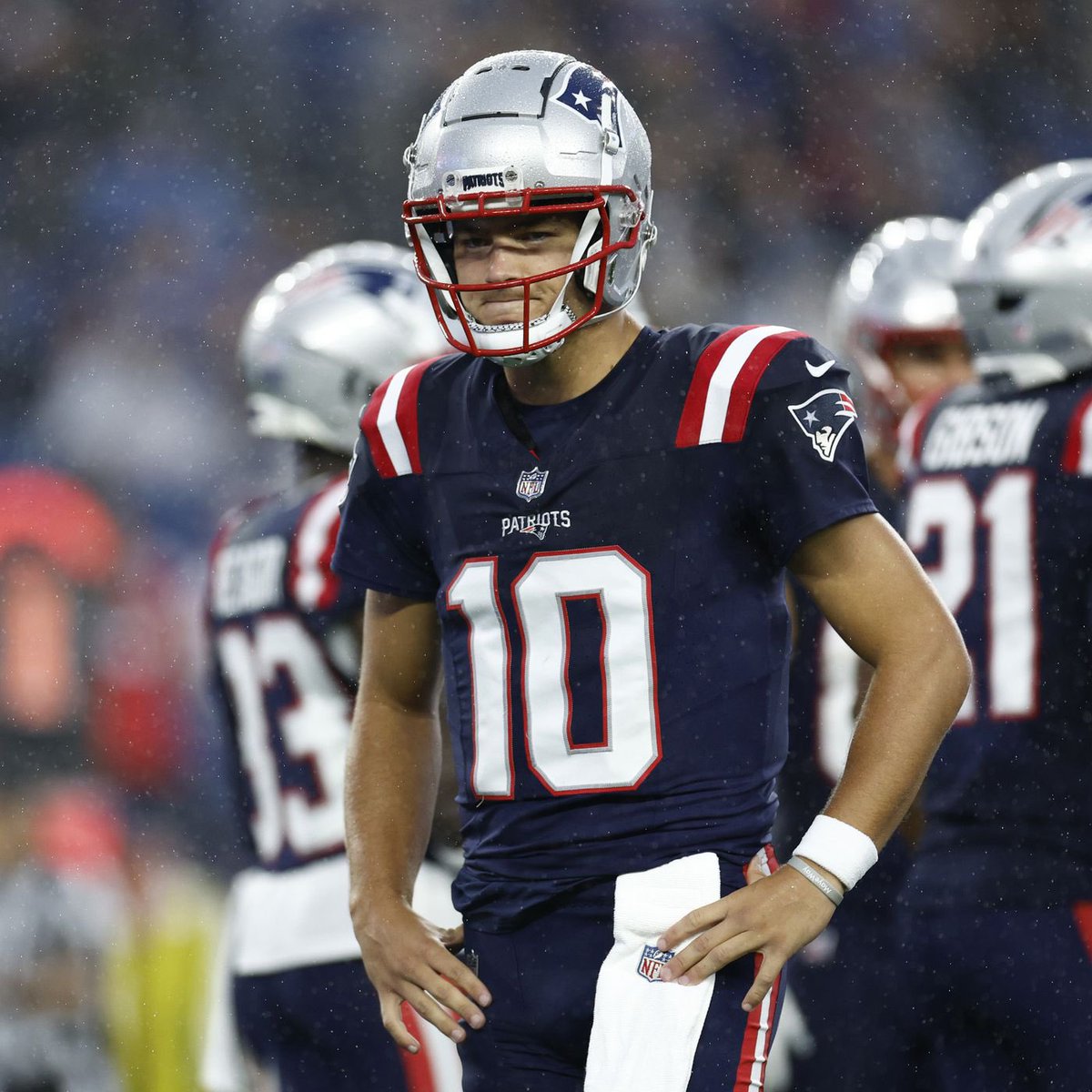 MLFootball's tweet photo. SUPERSTAR: #PATRIOTS ROOKIE QB DRAKE MAYE IS THE MOST ACCURATE QUARTERBACK IN THE #NFL.

Highest accuracy percentage this season.

1) D. Maye - 91.9%
2) Geno Smith - 90.0%
3) Sam Darnold - 86.5%
4) Aaron Rodgers - 85.1%
5) Joe Burrow - 80.6%

NEW ENGLAND HAS A STUD 🤯

(Via FTN) https://t.co/o0IHMrCJM9