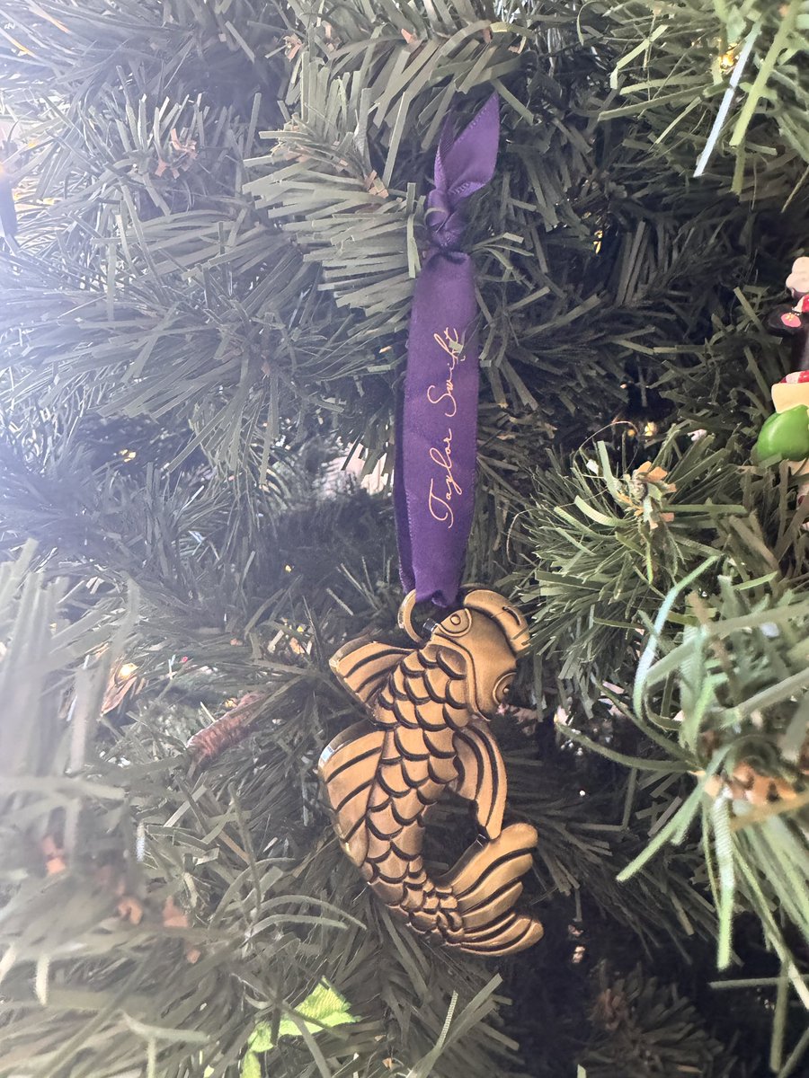 repuTAY13's tweet photo. That July [8] in GHEA stadium 🥹😭 @taylornation13 #TSTheHolidayCollection
@taylorswift13 GEEHAW 4 lyfe! https://t.co/5WOJrz1OHF