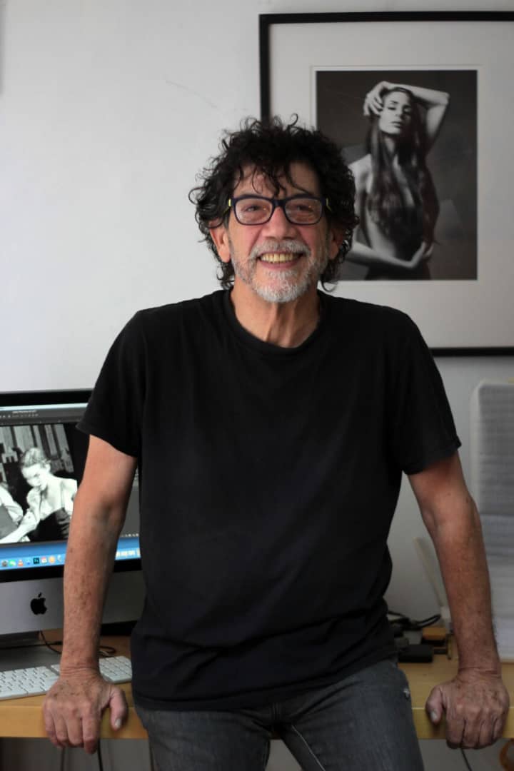 Tiamoraradio's tweet photo. Decimos adiós a Beto Franghie, arquitecto egresado de LUZ; destacado maestro de la fotografía. Nació en México en el 56. A los 3 años llegó a Maracaibo. Ganó importantes reconocimientos por sus muestras fotográficas individuales y colectivas. #maracaibo https://t.co/Zr0C7E2C4C
