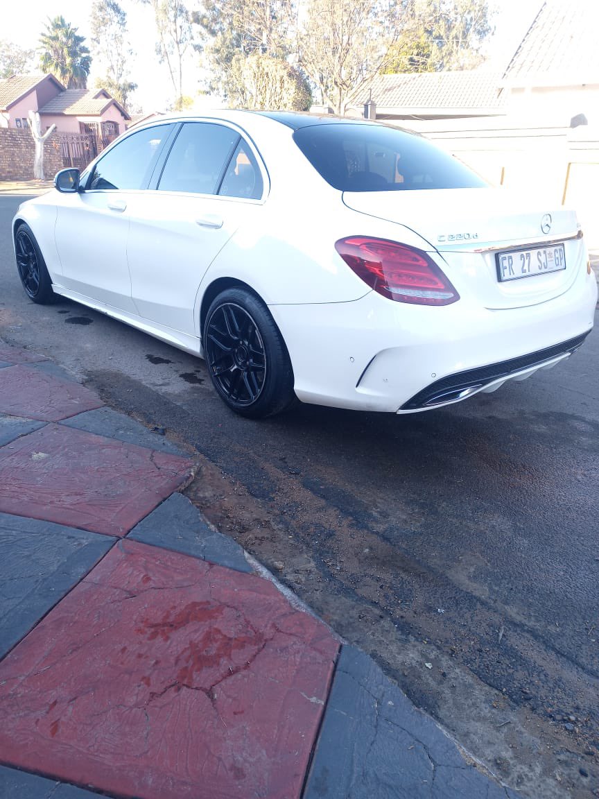 TheyCallmeLu_'s tweet image. My sister just got hijacked on gunpoint in Pretoria west - Phillip Nel Park

Please retweet for awareness, the registration  is FR27SJ GP