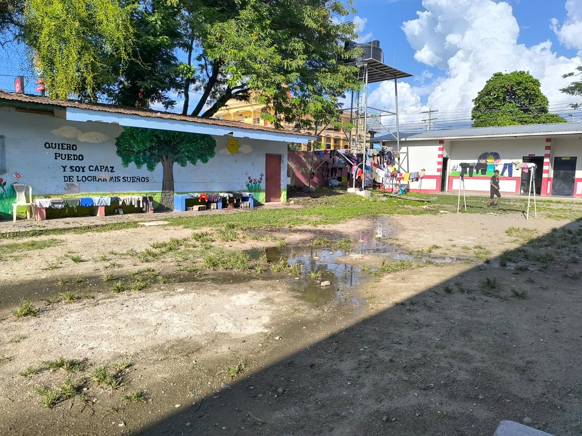 unicefhonduras's tweet photo. #UNICEF junto a @Seduc_HN, @SaveChildrenHN, @UEenHonduras y socios, apoyan comunidades en #Yoro; monitoreando escuelas y albergues para propiciar espacios amigables a la #Infancia, garantizar agua limpia y facilitar el retorno de la #niñez a las aulas.
#Sara #RedHumanitaria https://t.co/cDjL29b7kl