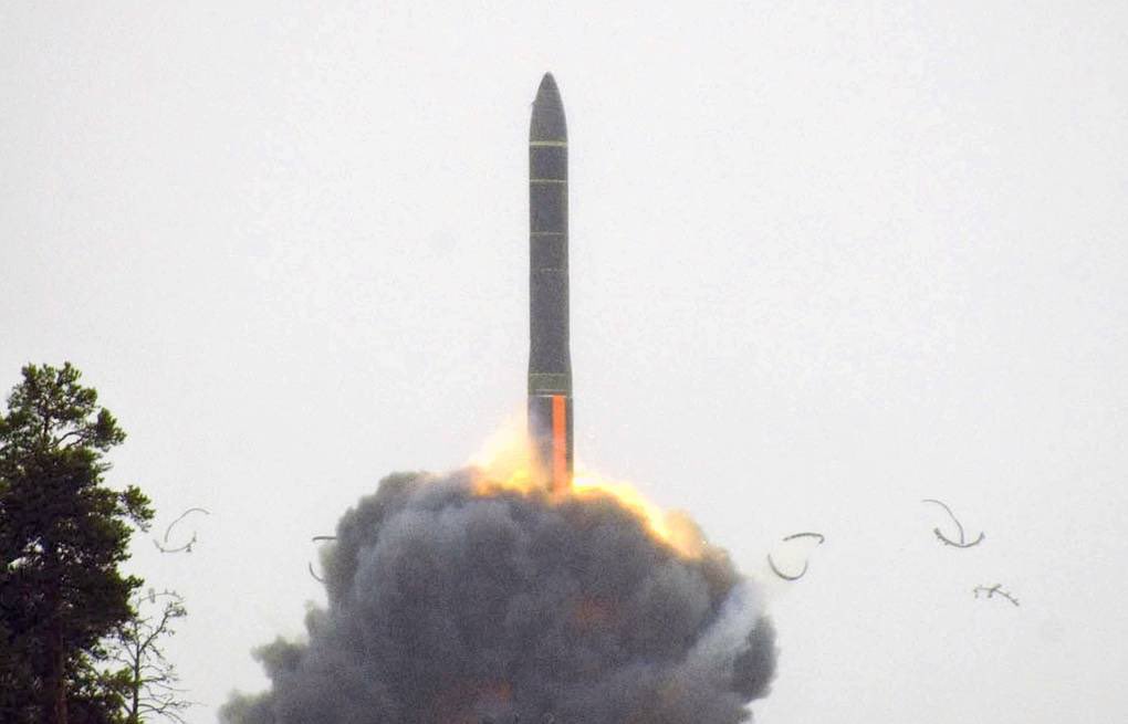 sentdefender's tweet photo. The Pentagon has identified the Russian Medium-Range Ballistic Missile that was fired last night against the City of Dnipro in Central Ukraine, as an RS-26 “Rubezh” Road-Mobile Ballistic Missile which was equipped with a Multiple Independently Targetable Reentry-Vehicle (MIRV) Payload containing 6 Conventional Warheads.