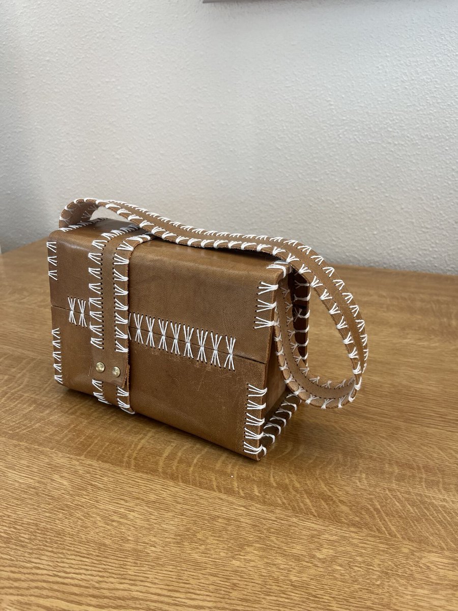 Vierdejaars van opleiding Ruimtelijk vormgeven kregen een toffe uitdagende opdracht. Van oude onbruikbare gymtoestellen maakten zij nieuwe meubels &amp; producten voor Sports for Children foundation en JobsFactory. sintlucas.nl/gymtoestellen-… #handmade #meubelontwerp #recycle #hergebruik