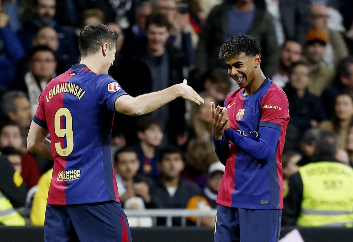 FabrizioRomano's tweet photo. 🔵🔴 Lewandowski: “The first time I saw Lamine Yamal in training… he was 15 years old”.

“I've seen a lot of talent in my life, but never like that: oh my God, it was amazing”.

“How does he do that at that age? I swear it's impossible”. https://t.co/7D2TLtq283