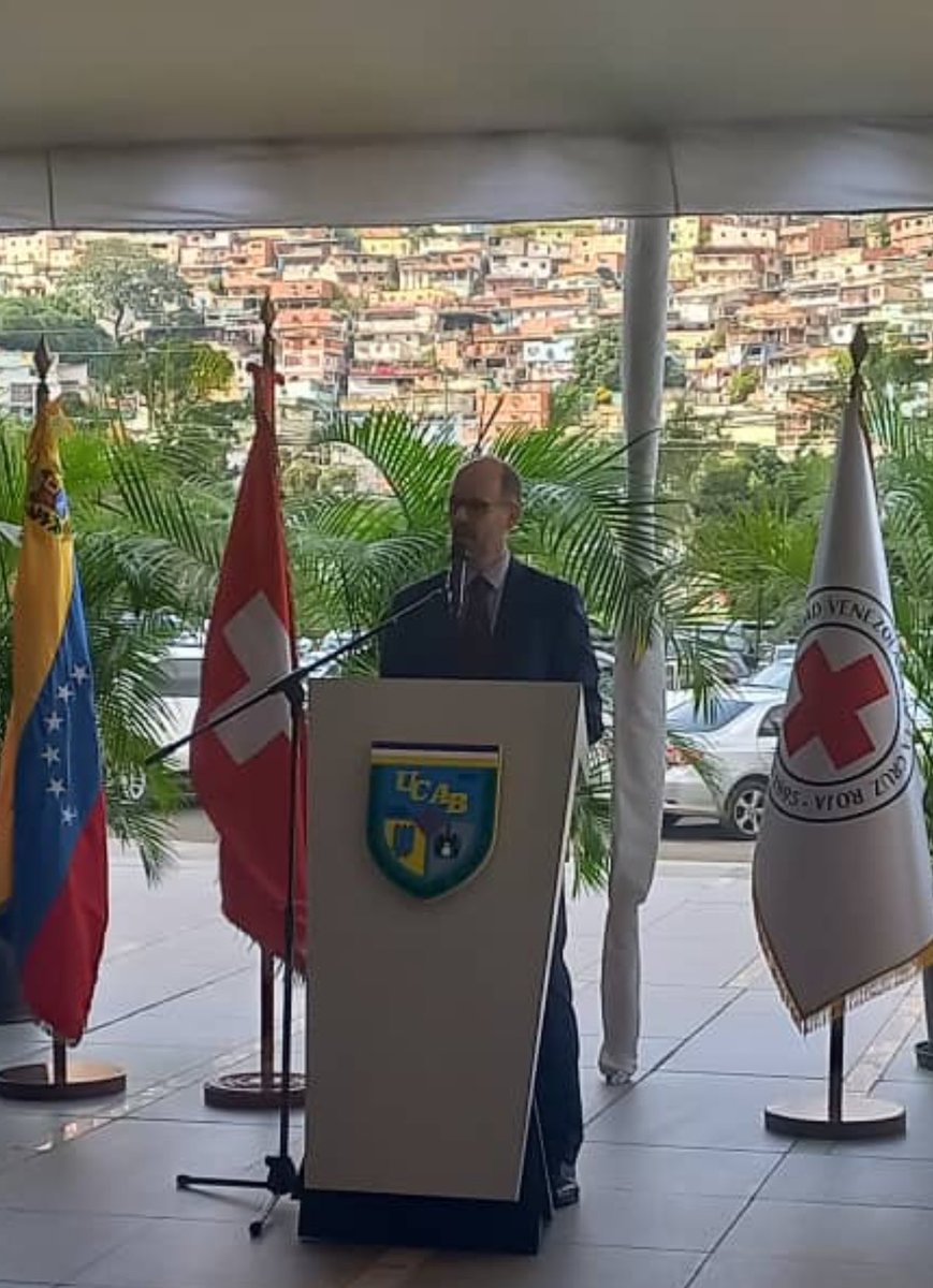 En el marco de la celebración de los 75 años de los Convenios de Ginebra, el Embajador de 🇫🇷 en 🇻🇪, Emmanuel Pineda, asistió a la inauguración de una exposición fotográfica y conversatorio  <a href="/enlaucab/">UCAB</a> gracias al apoyo de la Embajada Suiza 🇨🇭 , el CICR y de la Cruz Roja en 🇻🇪.
