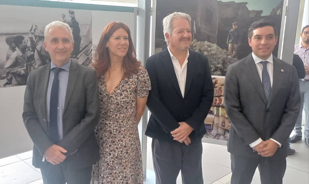 EmbaFrancia's tweet photo. En el marco de la celebración de los 75 años de los Convenios de Ginebra, el Embajador de 🇫🇷 en 🇻🇪, Emmanuel Pineda, asistió a la inauguración de una exposición fotográfica y conversatorio  @enlaucab gracias al apoyo de la Embajada Suiza 🇨🇭 , el CICR y de la Cruz Roja en 🇻🇪. https://t.co/xyzOppxGJm
