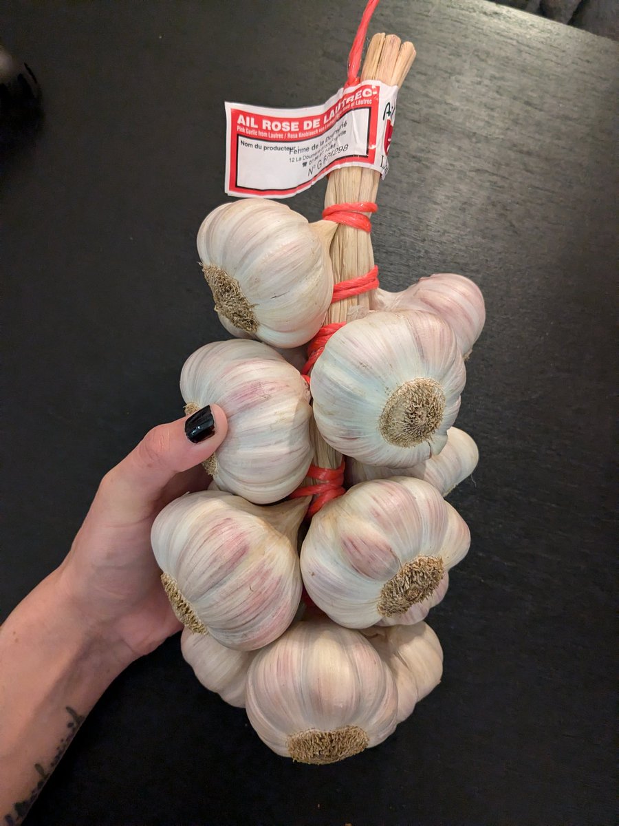 A ustedes también les pasa que los hombres con los que conviven de repente llegan un dia y de que:

- ¿Y cómo te fue hoy?
- Compré 1 kilo de ajo